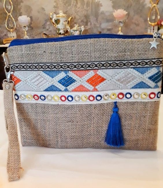 Jute clutch bag pictured in the source guide, showing a finished accessory rather than raw stalk fiber.